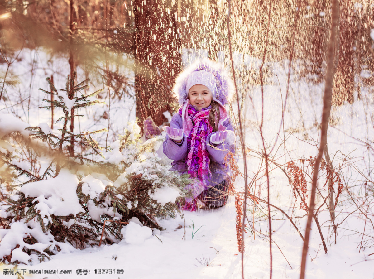跪 雪地 里 小女孩 冬天公园 自然风光 公园美景 自然风景 自然景观 白色