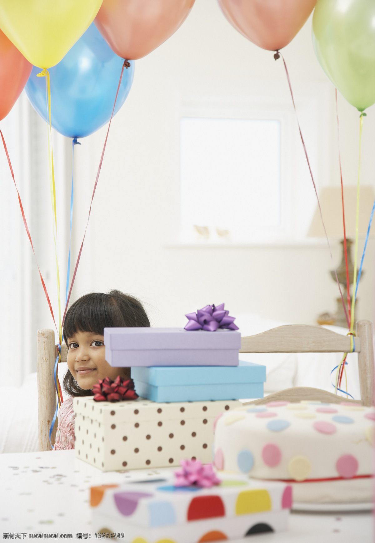 礼物 可爱 小女孩 外国家庭 孩子 儿童 气球 和谐 人物素材 温馨家庭 幸福 生活人物 人物图库 人物图片