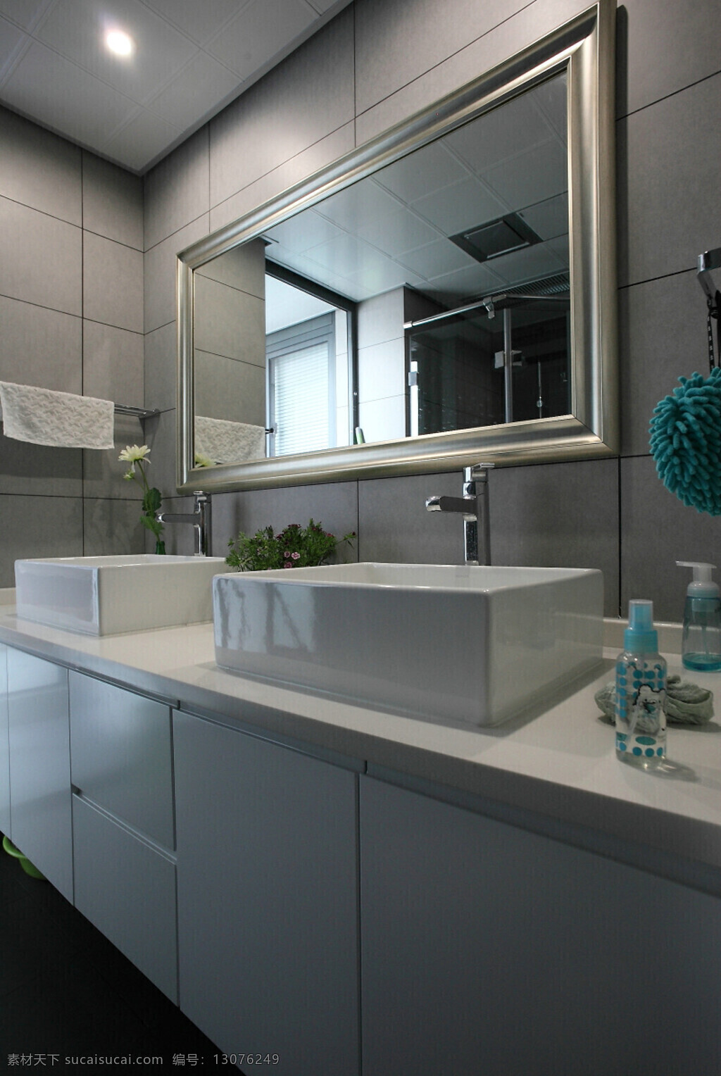 现代 浴室 浅 灰色 背景 墙 室内装修 效果图 浴室装修 白色桌面 浅色背景墙 方形洗手台