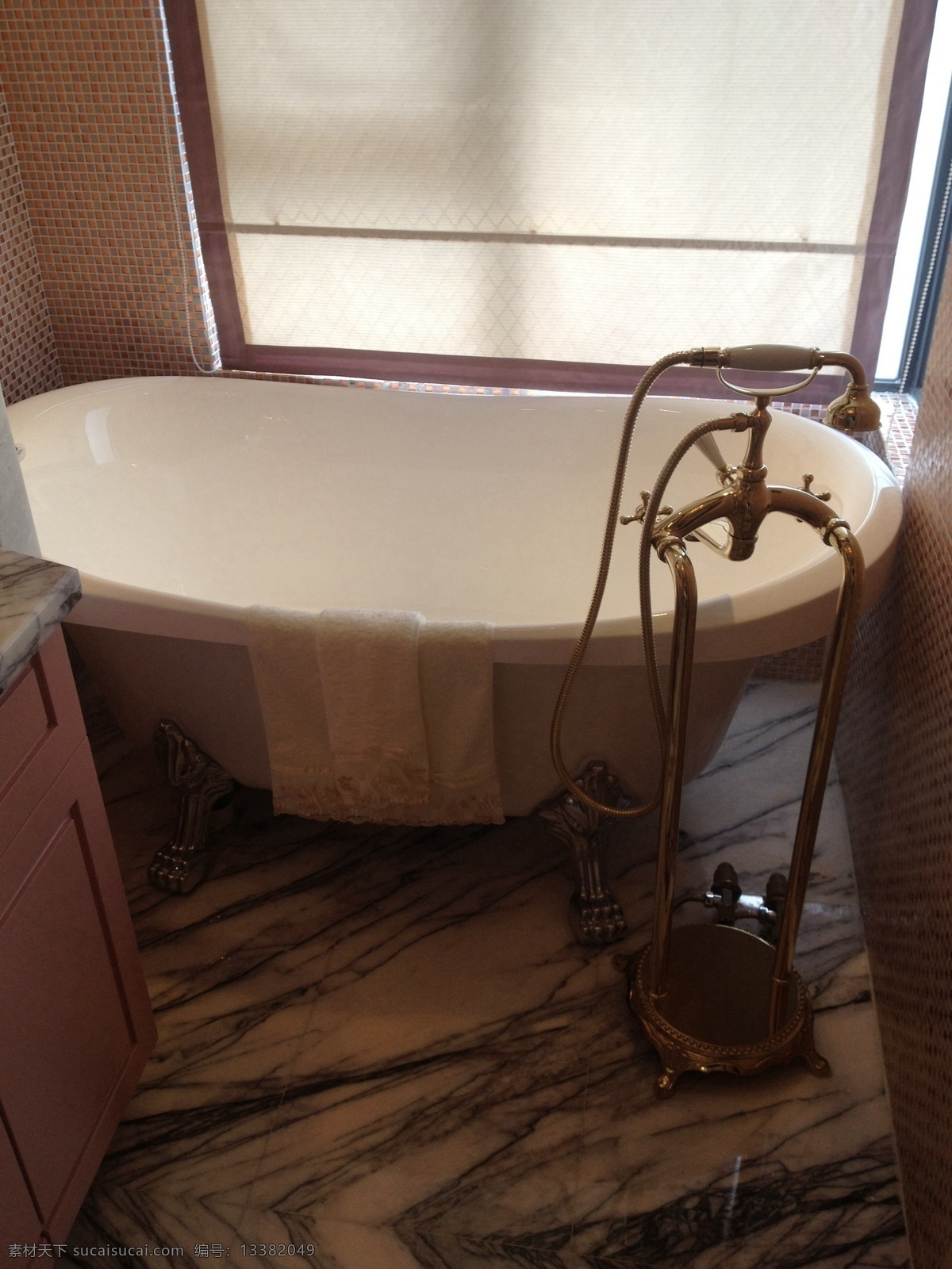 现代 浴室 浴缸 室内设计 家装 效果图 现代风 复古型 水龙头 白色浴缸 山峰地板 浴室柜 玻璃窗 家装效果图 实景效果