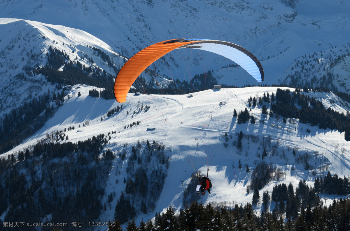 雪山 跳伞 雪山跳伞图片 空中 天空 运动 运动员 降落伞 体育运动 生活百科 黑色