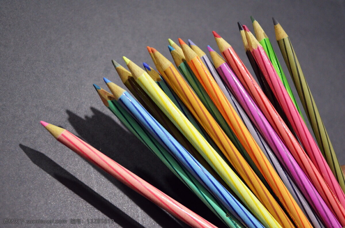 非主流铅笔 铅笔 彩色铅笔 彩铅 铅笔头 彩色 颜色 笔 画笔 学习用品 静物 非主流静物 生活素材 生活百科 学习办公
