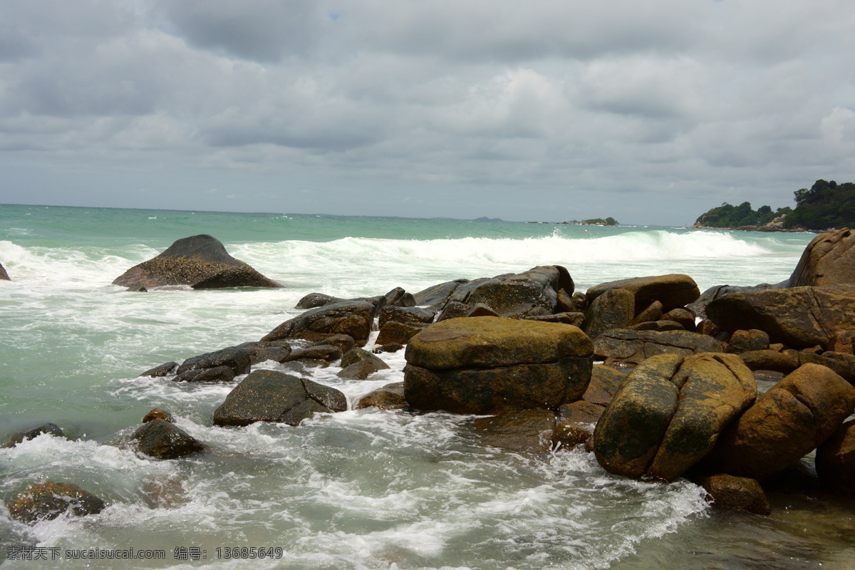 巴厘岛 大海 岛屿 海边 海浪 海水 海滩 礁石 岩石 巴厘岛的岩石 印度尼西亚 旅游 景点 岛礁 沙滩 浪花 自然风光 自然风景 旅游摄影 psd源文件