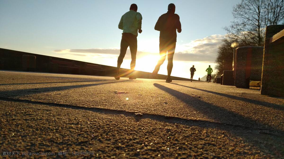 跑步 蓝天 白云 野外运动 有氧运动 慢跑 户外运动 有氧健身 男子气概的 强的 健康的 健康 人物 人物图库 人物摄影