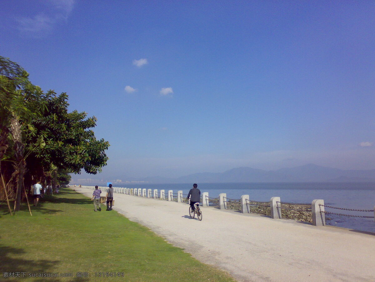 倒影 风景 高楼 共享 共享图片 海边 海水 护栏 蓝天白云 绿草 深圳 深圳红树林 红树林 远景 远处的高楼 天空 摄影图片 远处的山 桥 石头 骑车的人 远处的人 散步