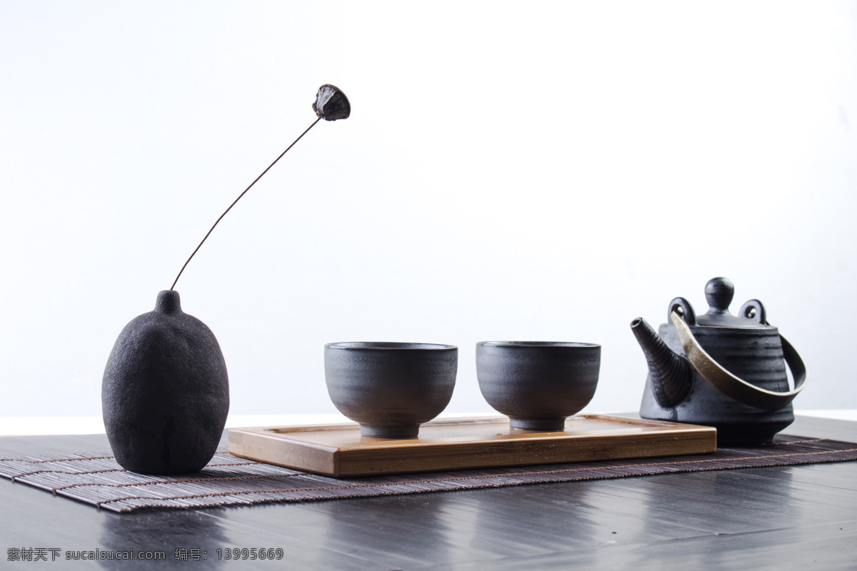 茶具和小摆件 茶叶 烹茶 茶文化 倒茶 茶具 茶杯 茶壶 杯具 中国风 古典 摆件 瓷瓶 陶艺 中国传统 中国文化 待客 交友 会友 安静 平和 中正 生活百科 生活用品