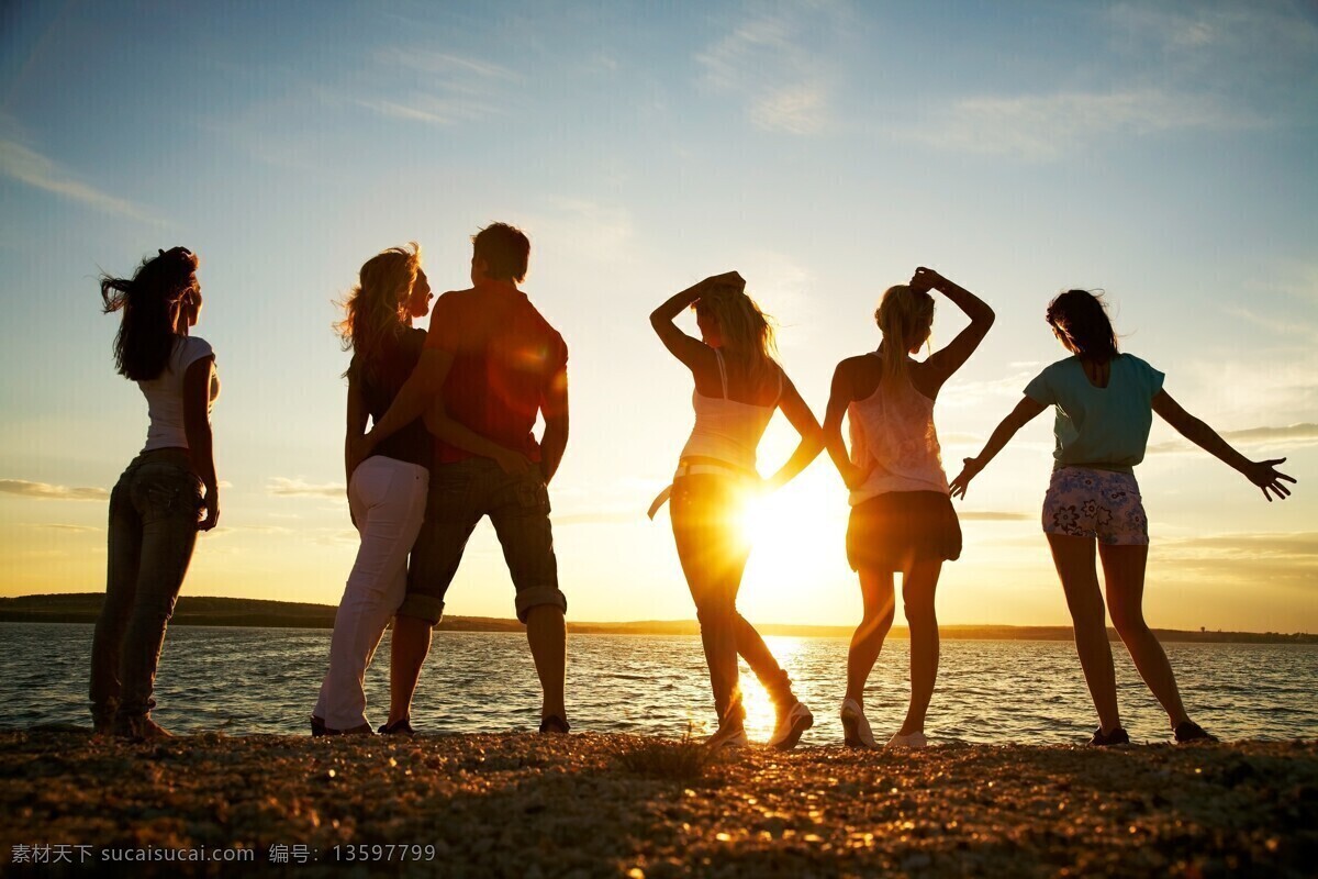 傍晚 海边 人物 沙滩 大海 夕阳 落日 水纹 倒影 年轻人 聚会 跳舞 生活人物 人物图片