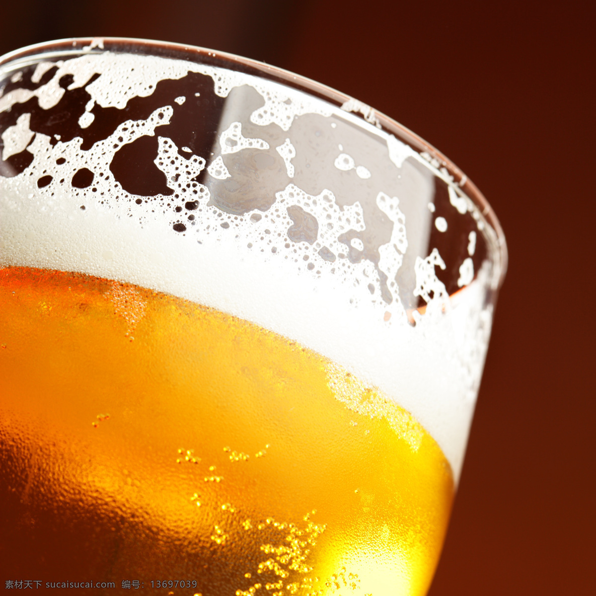 一杯啤酒 啤酒 杯子 玻璃杯子 果蔬 休闲饮品 健康食品 酒水饮料 餐饮美食 白色
