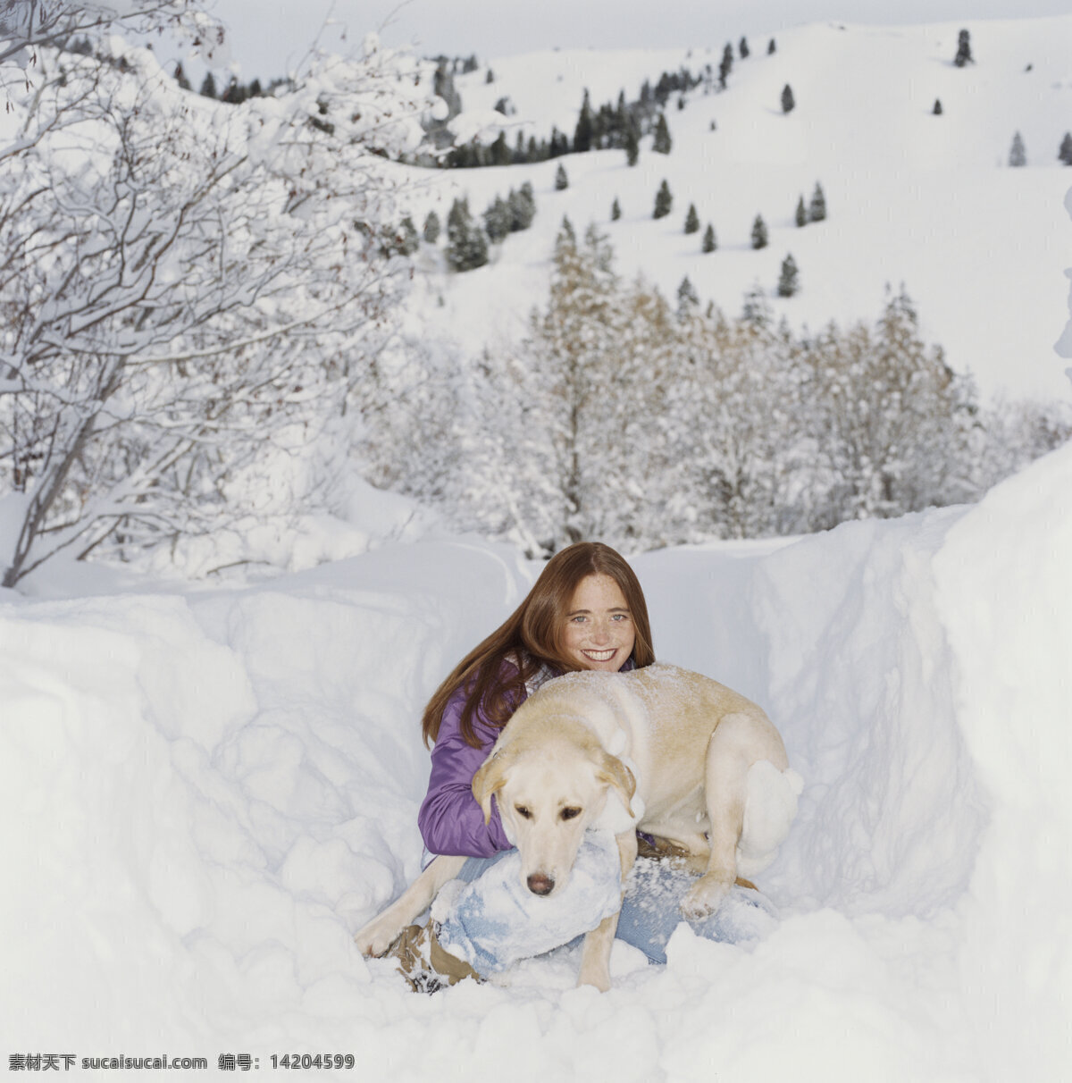 雪地 上 美女 狗 雪地上玩耍 玩耍 外国女性 女人 滑雪 雪花 雪山 冬季 运动 人物 体育运动 生活百科