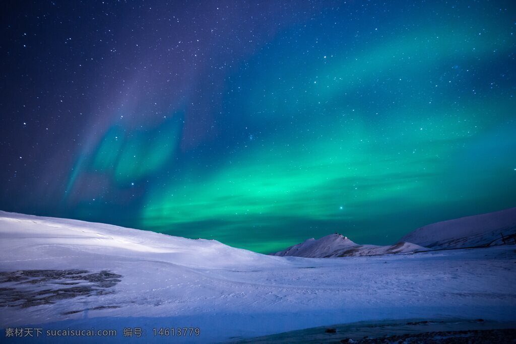 北极光 夜空 自然风景 自然光影 极地风光 雪地景象 静谧星空 绿色光芒 冬季景色 冰雪覆盖 自然奇观 夜晚景色 寒冷气候 极地夜空