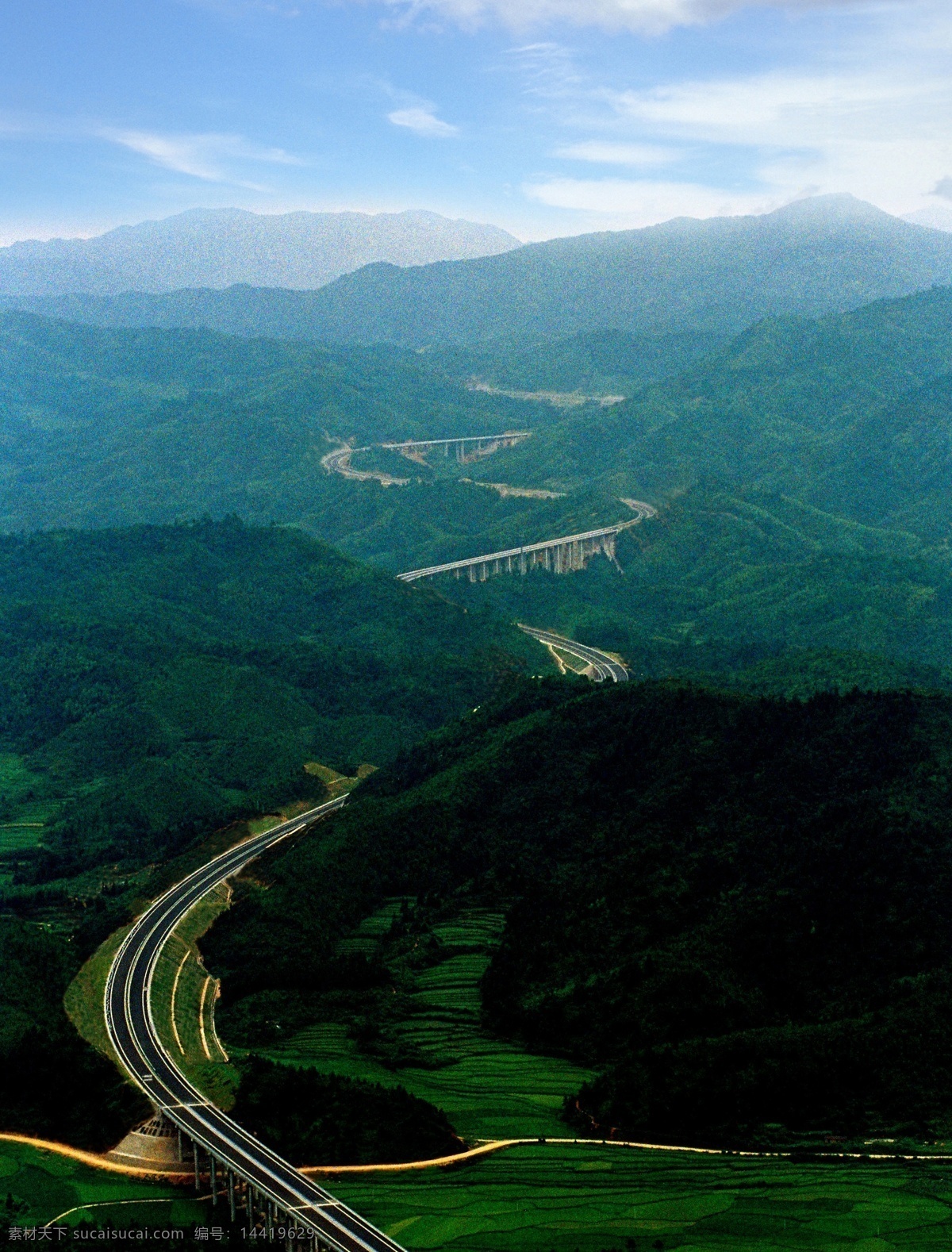 航拍 高速公路 高速铁路 高架桥 绿山 蓝天 天空 远山 旅游摄影 国内旅游 摄影图库