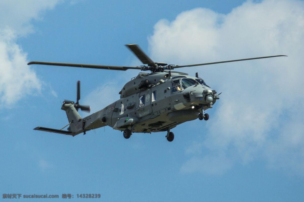 蓝天 上 飞行 军用 直升机 军用直升机 直升飞机 飞机 交通运输工具 运输机 交通工具 现代科技 蓝色
