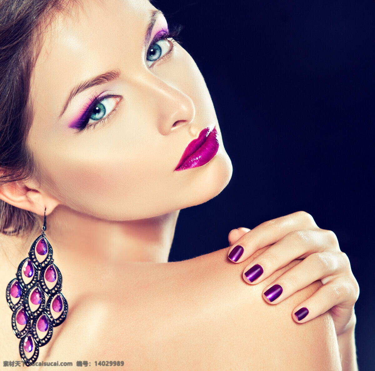 戴 紫色 耳环 外国 美女图片 美女 时尚美女 性感美女 外国美女 紫色耳环 手势 动作 人物摄影 人物图片