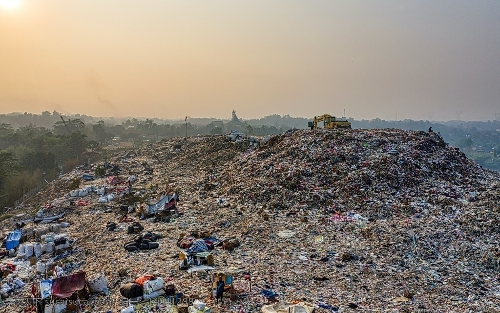 浩瀚的垃圾场 浩瀚的 垃圾场 生活垃圾 搬运车 整理 壮观 生活百科 生活素材
