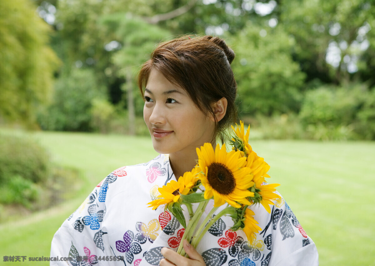 手 捧 鲜花 日本美女 日本夏天 女性 性感美女 日本文化 葵花 向日葵 和服 模特 美女写真 摄影图 高清图片 美女图片 人物图片