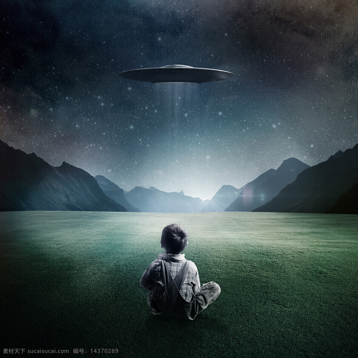 远望 ufo 飞碟 小孩 仰望 星空 山脉 生活人物 人物图库