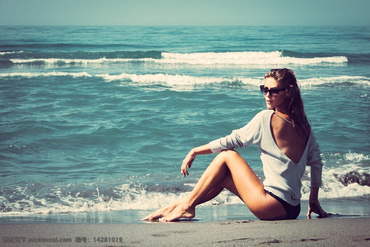 美女 模特 性感 身材 海边 海滩 太阳镜 泳装 海浪 气质 风情 女郎 写真 时尚 魅力女人 人物图库 女性女人 青色 天蓝色